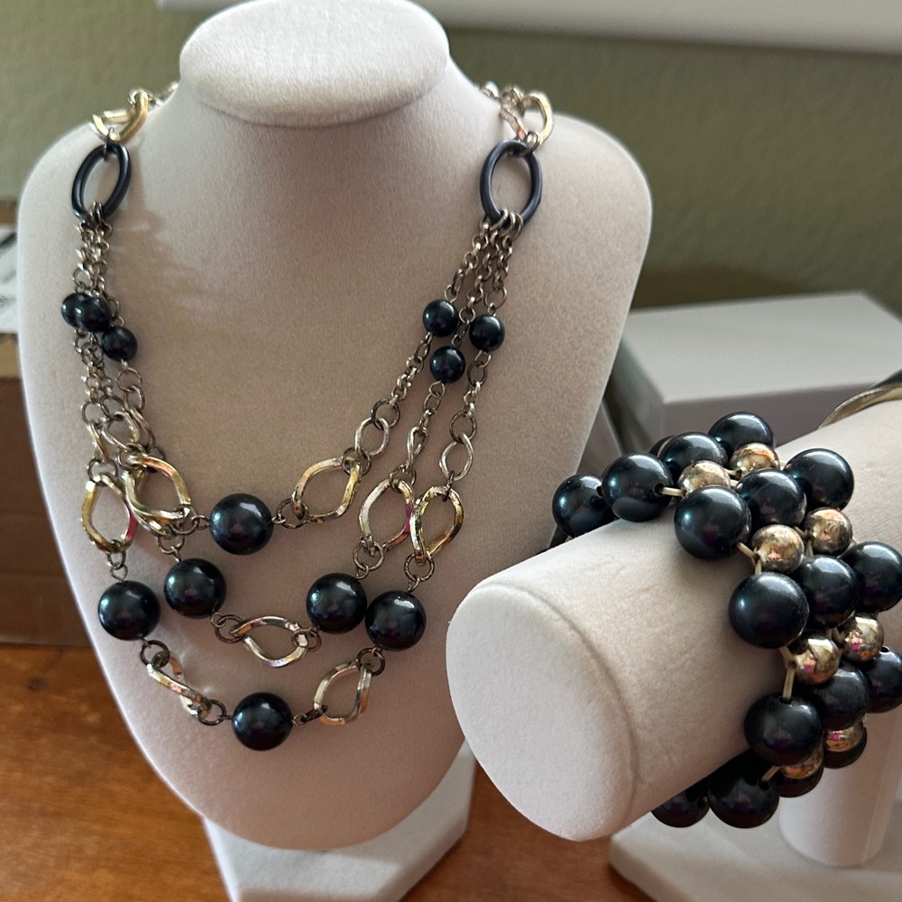 Chic Black and Gold Necklace Set